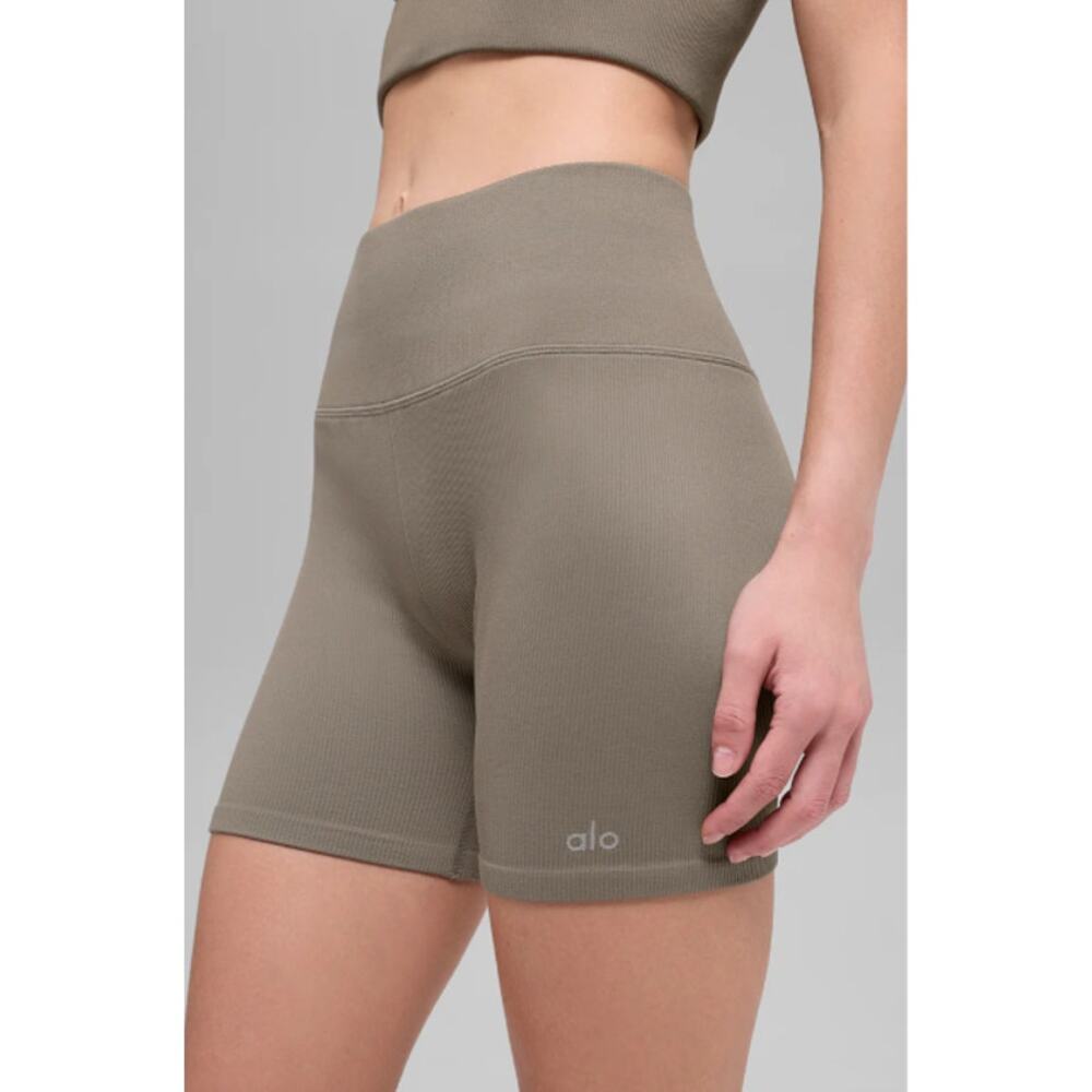 Alo Yoga Shorts Womens XS Seamless Ribbed Favorite Biker Beige Yoga Pilates Gym - Picture 2 of 15